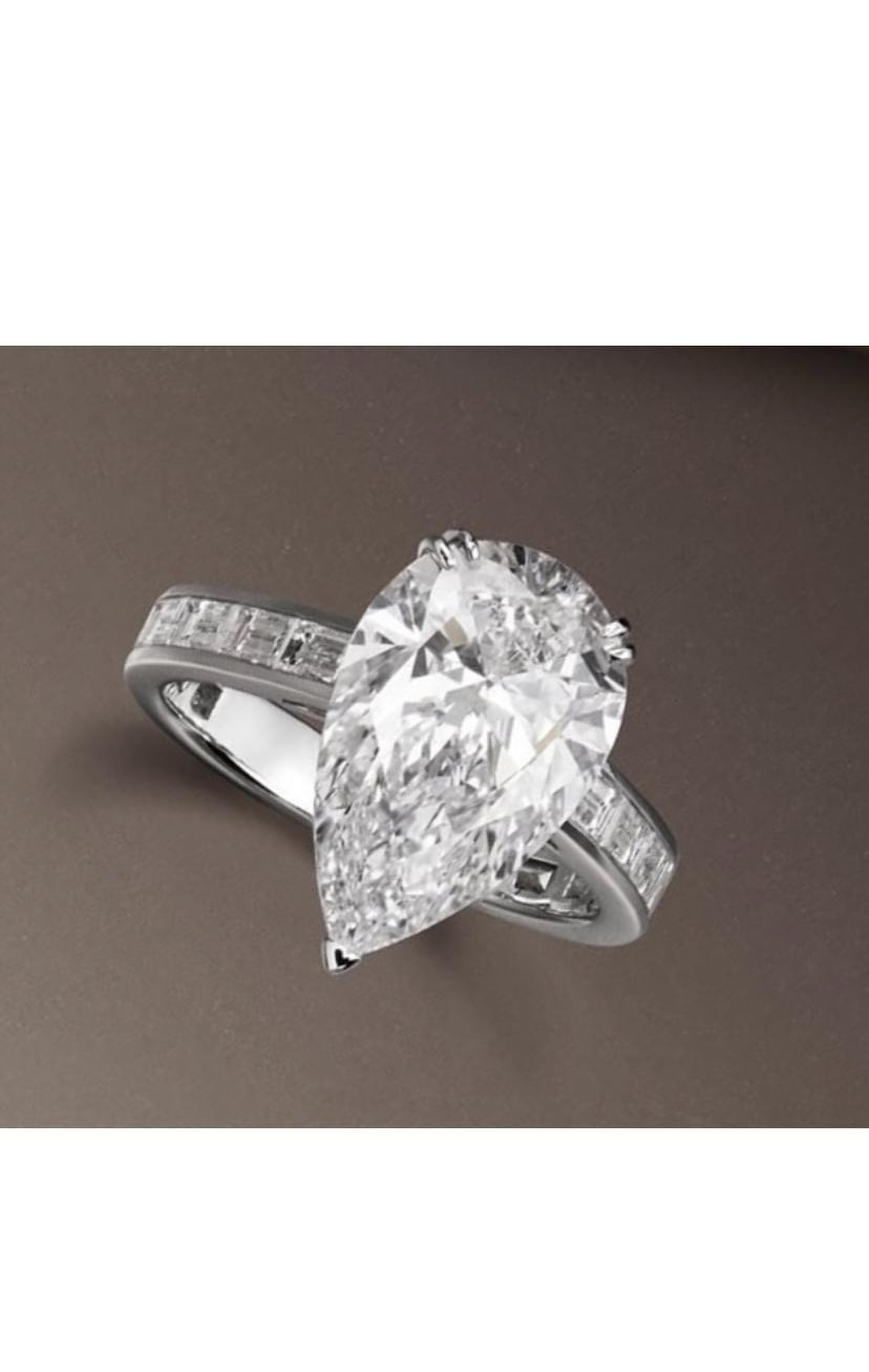 GIA Certified 5.00 Carats D/VVS1 Pear Shape Diamond Anello solitario in oro 18K in vendita 3