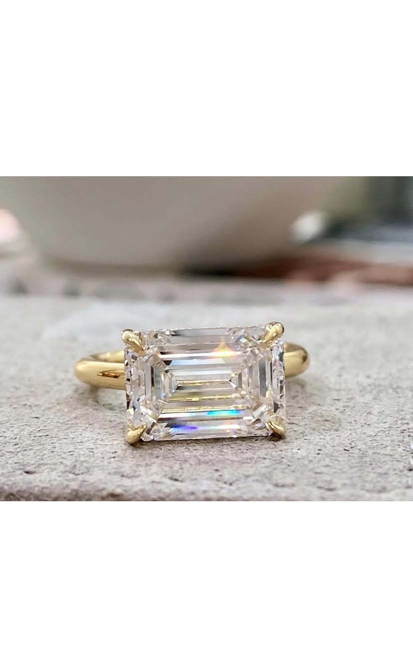 Bague solitaire exquise en diamant au design contemporain, d'une grande élégance et d'un style moderne.
Rehaussez votre beauté intemporelle et ajoutez une touche de sophistication et de classe à votre look.
Magnifique bague solitaire en or 18k