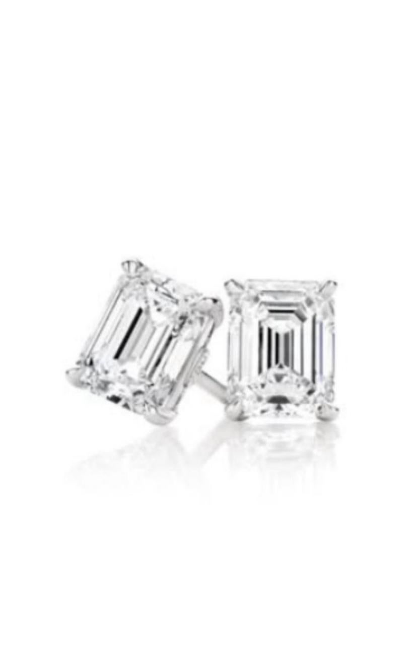 Un orecchino con diamanti dal design contemporaneo, essenziale e moderno.
Eleva il tuo timer di bellezza e aggiungi un tocco di luce e raffinatezza al tuo look.
Gli splendidi orecchini sono realizzati in golf 18k con 2 pezzi di splendidi diamanti