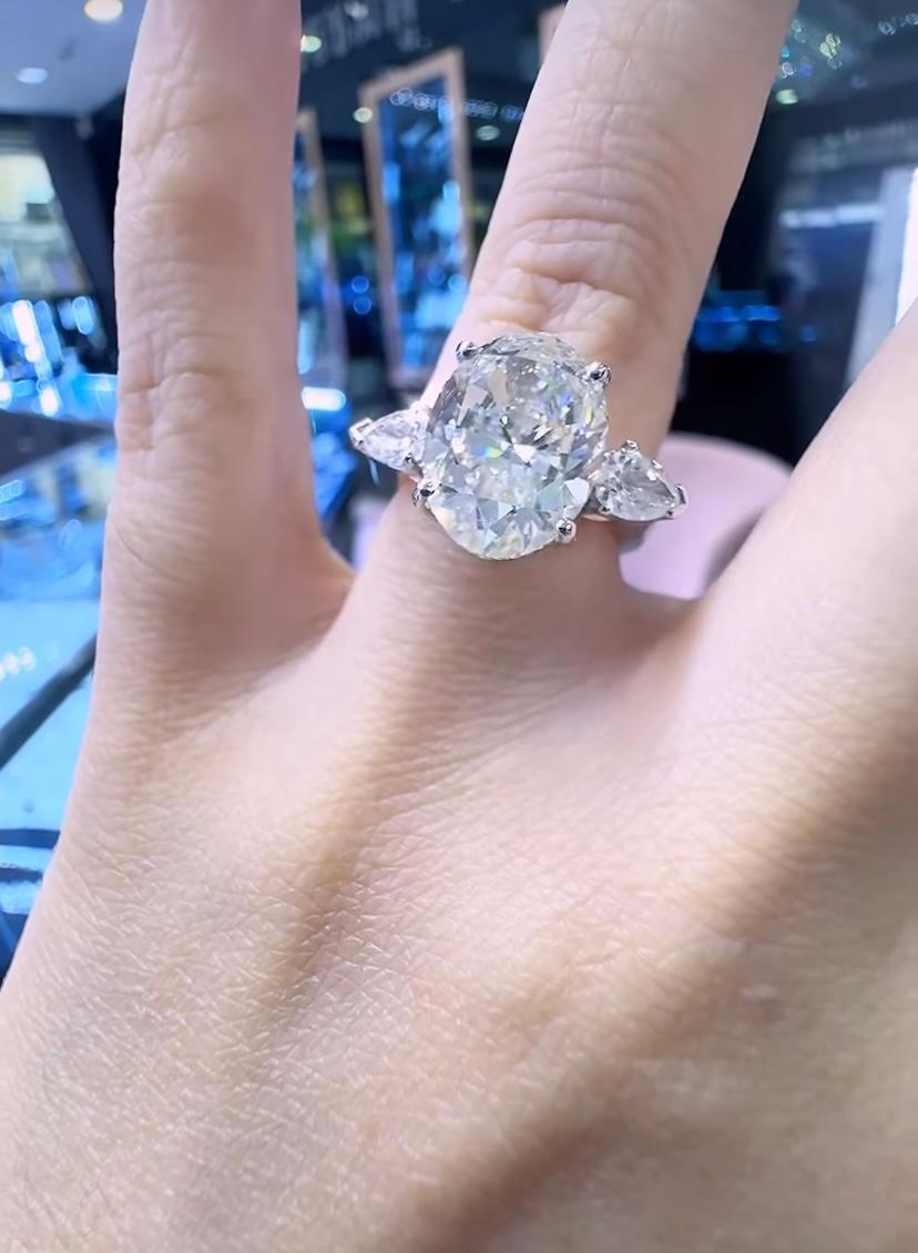 An exquisite Diamonds ring in a contemporary design, so elegant and refined design.
Elevate your timeless of beauty and add a touch of light and sophistication on your look.
Magnificent ring come in 18k gold with a lustrous GIA Certified of 5,00