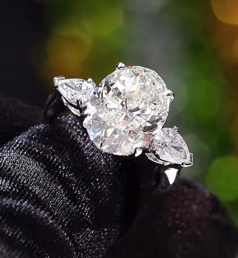 GIA Certified 5.00 Carats E/VS2 Oval Shape Diamonds 18K Gold Ring In New Condition For Sale In Massafra, IT