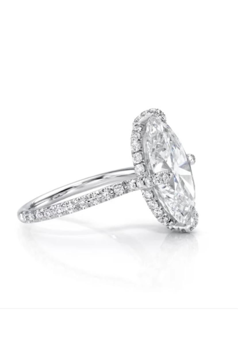 Uno squisito anello solitario con diamante dal design particolare e contemporaneo, dallo stile elegante e raffinato.
Eleva la tua bellezza senza tempo e aggiungi un tocco di luce e raffinatezza al tuo look.
Il magnifico anello è realizzato in oro 18