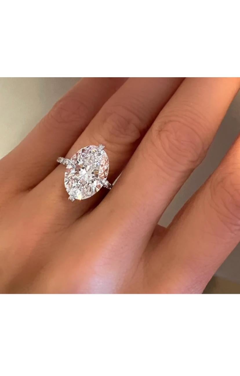 GIA Certified 5,00 Carati E/VS2 Diamanti di forma ovale Anello solitario in oro 18K In condizioni Nuovo in vendita a Massafra, IT