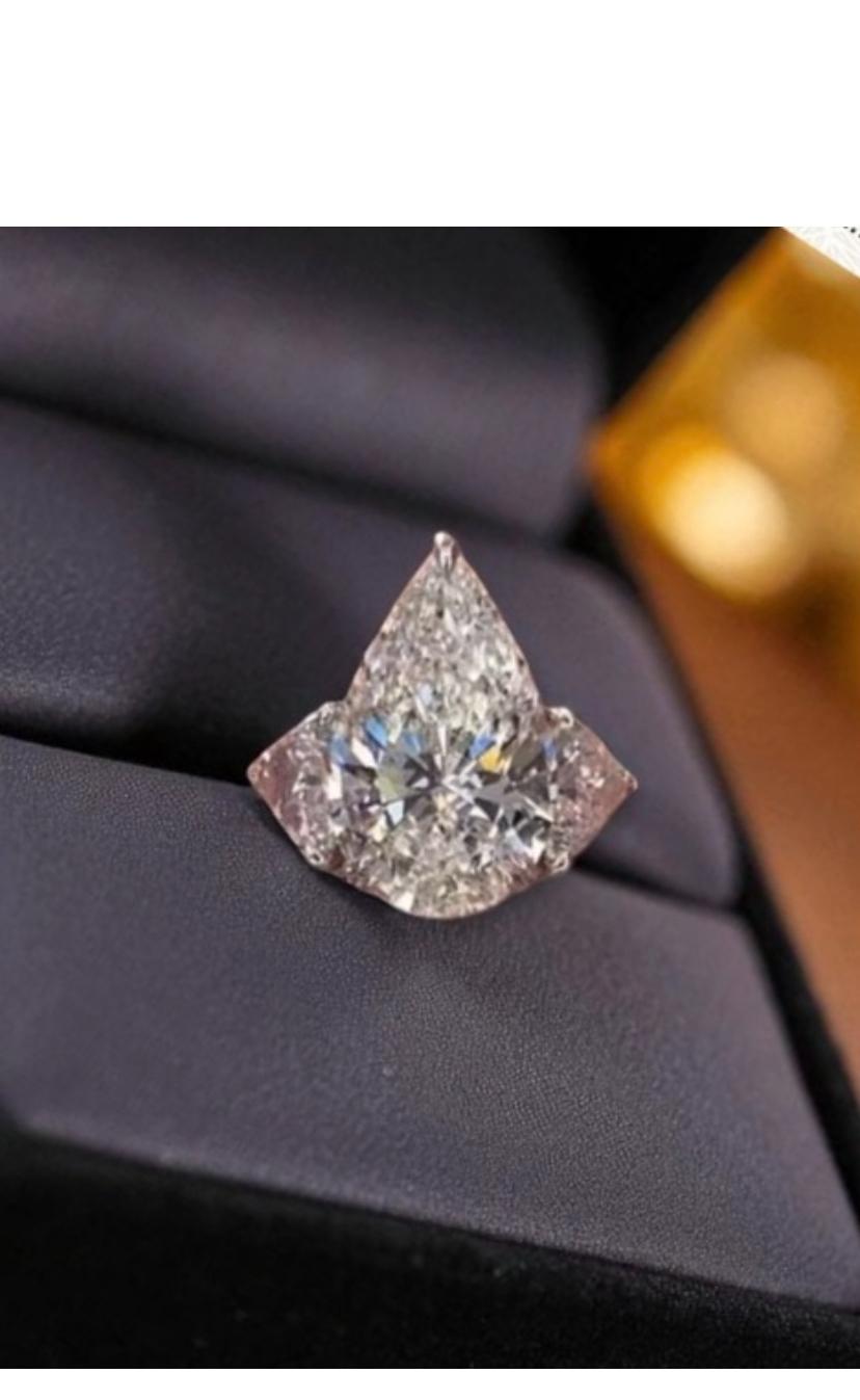Ein exquisiter Ring mit drei Diamanten in zeitgenössischem Design, so glamourös und elegant. 
Erhöhen Sie Ihre zeitlose Schönheit und verleihen Sie ihr einen Hauch von Klasse und Raffinesse. 
💎 Birne Perfektion 💎
5,06 Karat Birnenförmiger