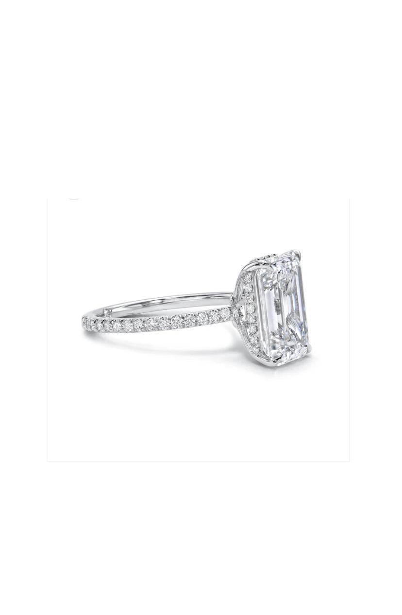 Ein exquisiter Solitär-Diamantring in zeitgenössischem Design, so elegant und raffiniert.
Schmücken Sie sich und verleihen Sie Ihrem Look einen Hauch von Licht und Raffinesse.
Atemberaubende Ring kommen in 18k Gold mit einem glänzenden GIA Certified