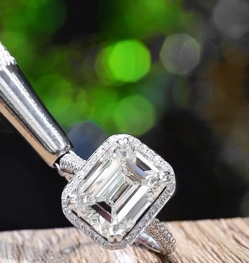 GIA-zertifizierter Solitär-Ring, 5,00 Karat Smaragdform, Diamant 18K Gold, Solitär im Angebot 1