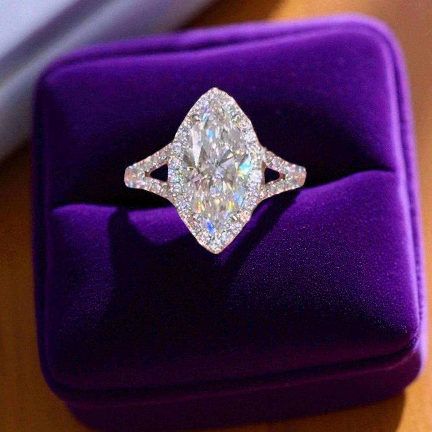 Uno squisito anello solitario con diamanti in stile moderno.
Il taglio a marquise è un design elegante e sottovalutato, scelto da chi ha gusto!
Esplora la nostra raffinata collezione di anelli di fidanzamento con diamanti e trova il simbolo perfetto