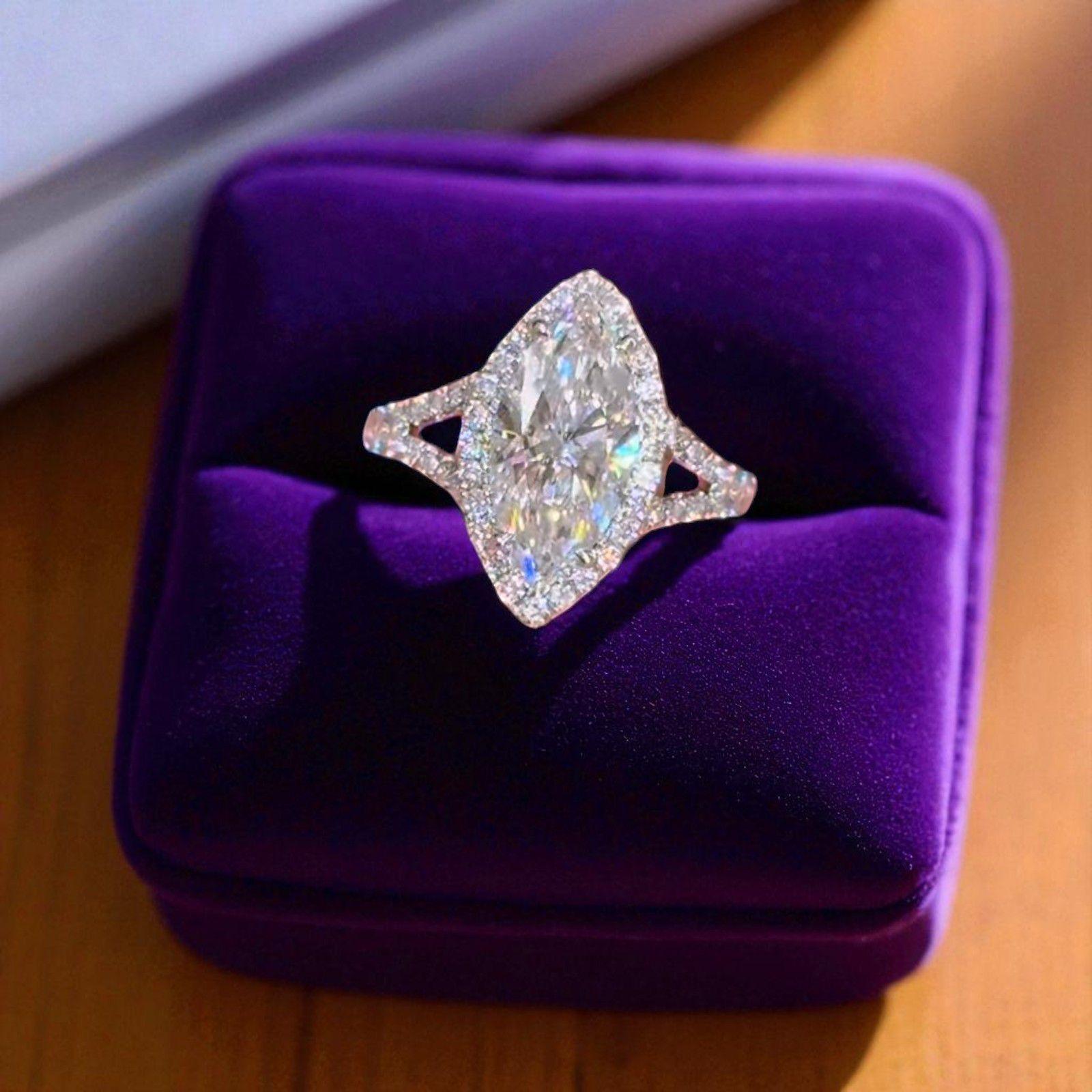 Contemporaneo GIA Certificato 5,00 Carati F/VS1 Diamanti a forma di Marquise in oro 18K in vendita