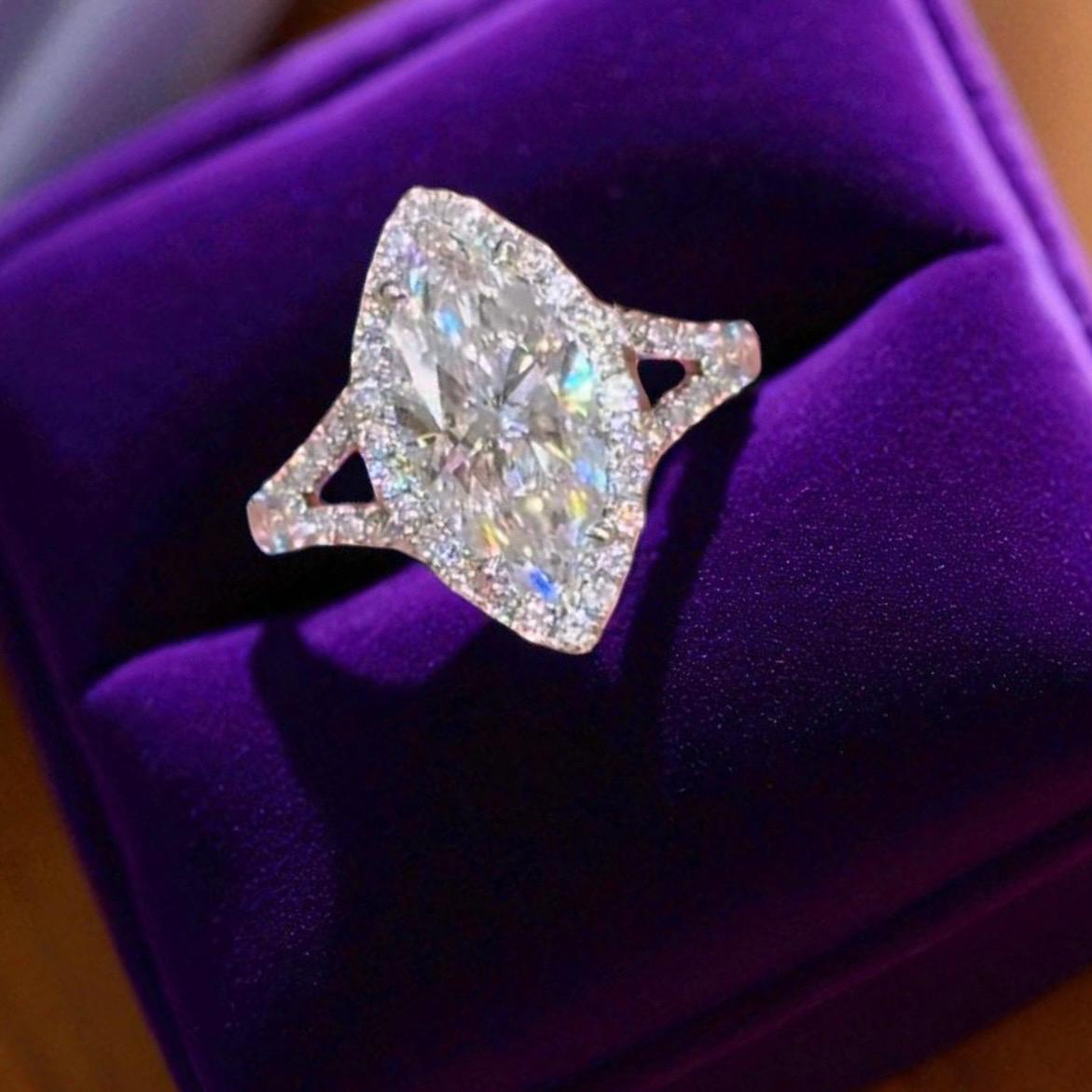 Taglio marquise GIA Certificato 5,00 Carati F/VS1 Diamanti a forma di Marquise in oro 18K in vendita
