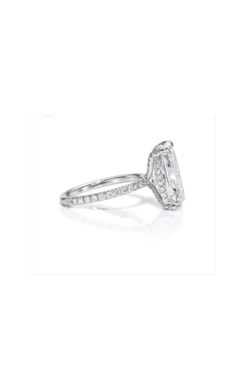 Une bague solitaire en diamant exquise au design contemporain, d'un style élégant et raffiné.
Élevez votre beauté intemporelle et ajoutez une touche de classe et de lumière à votre look.
Magnifique bague en or 18 carats avec un brillant certifié GIA