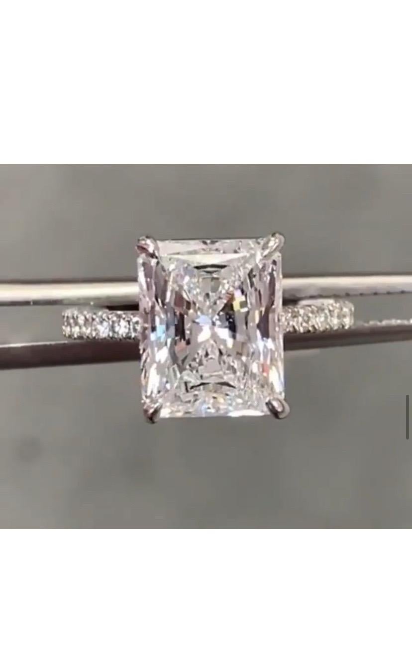 Taille radiant Certifié GIA 5.00 Carats F/VS1  Bague solitaire en or 18K avec diamant radiant en vente