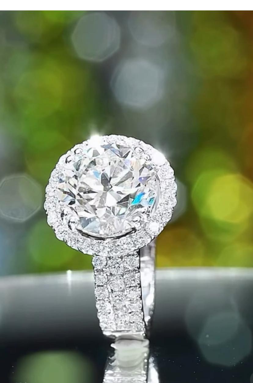 Ein exquisiter Solitärring mit Diamanten, in zeitgenössischem Design, mit elegantem und raffiniertem Stil.
Erhöhen Sie Ihre zeitlose Schönheit und verleihen Sie Ihrem Look einen Hauch von Raffinesse.
Magnificent Ring kommen in 18k Gold mit einem