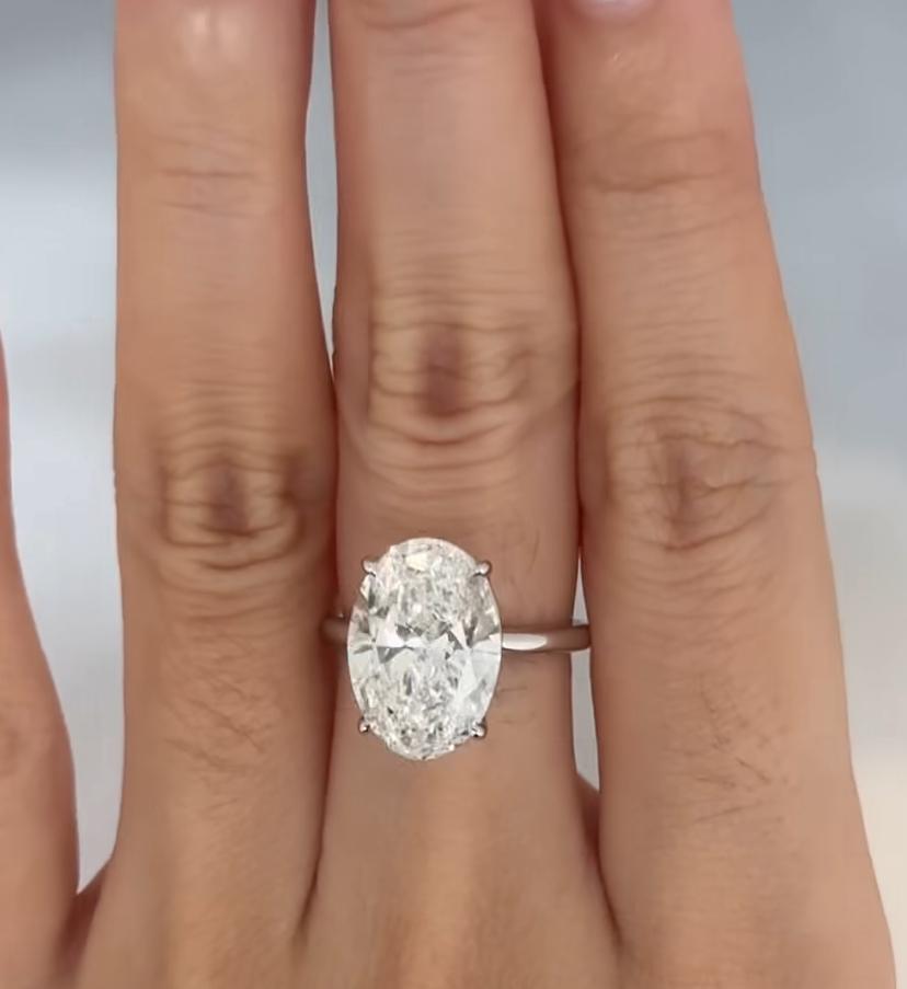 GIA Certified 5.00 Carats F/VVS1 Oval Shape Diamond 18K Gold Solitaire Ring In New Condition For Sale In New Delhi, Delhi