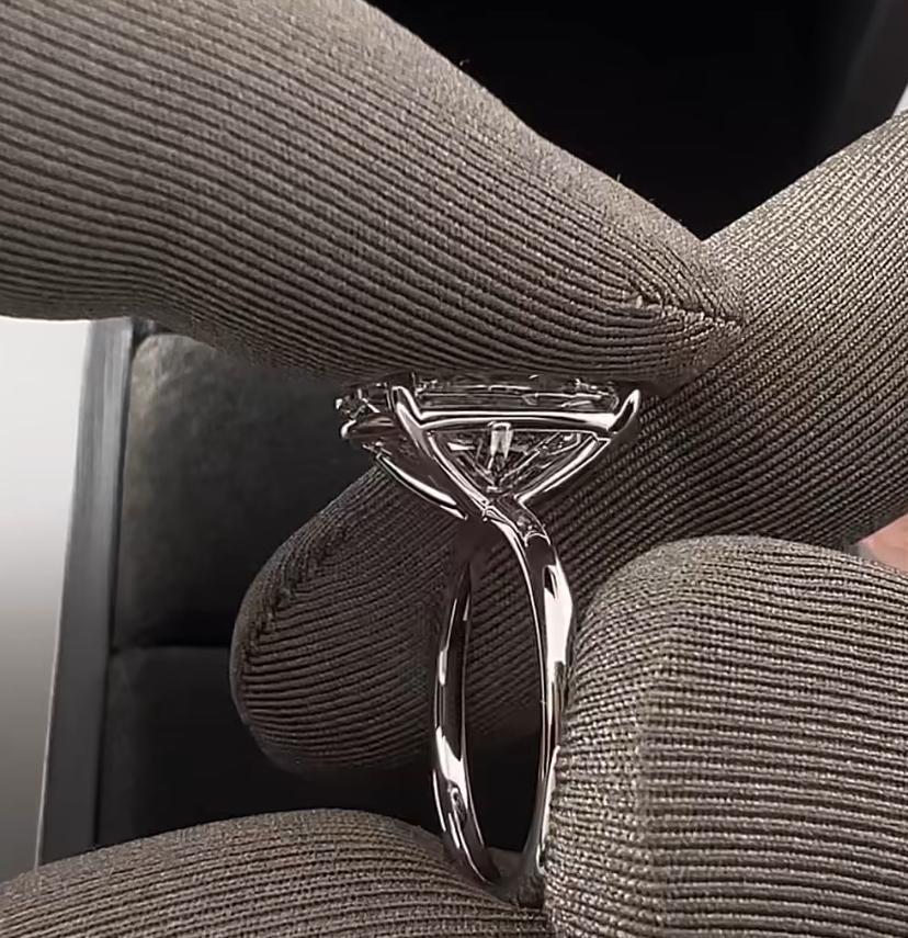 Women's or Men's GIA Certified 5.00 Carats F/VVS1 Oval Shape Diamond 18K Gold Solitaire Ring For Sale