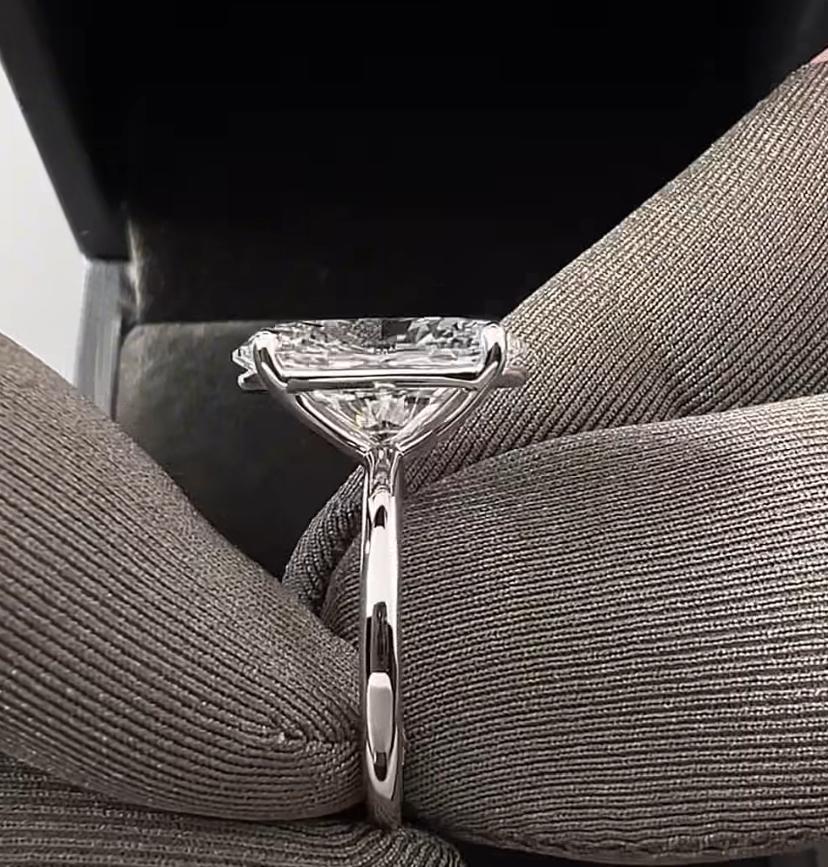 GIA Certified 5.00 Carats F/VVS1 Oval Shape Diamond 18K Gold Solitaire Ring For Sale 1