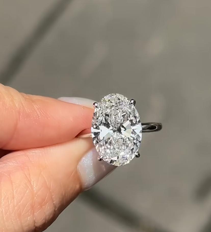 GIA Certified 5.00 Carats F/VVS1 Oval Shape Diamond 18K Gold Solitaire Ring For Sale 2