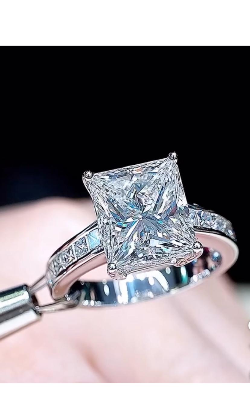 Ein exklusiver Solitär-Diamantring in zeitgenössischem Design, so elegant und raffiniert.
Erhöhen Sie Ihre zeitlose Schönheit und verleihen Sie Ihrem Look einen Hauch von Raffinesse und Glamour.
Diamanten strahlen Luxus aus und sind ein kühner