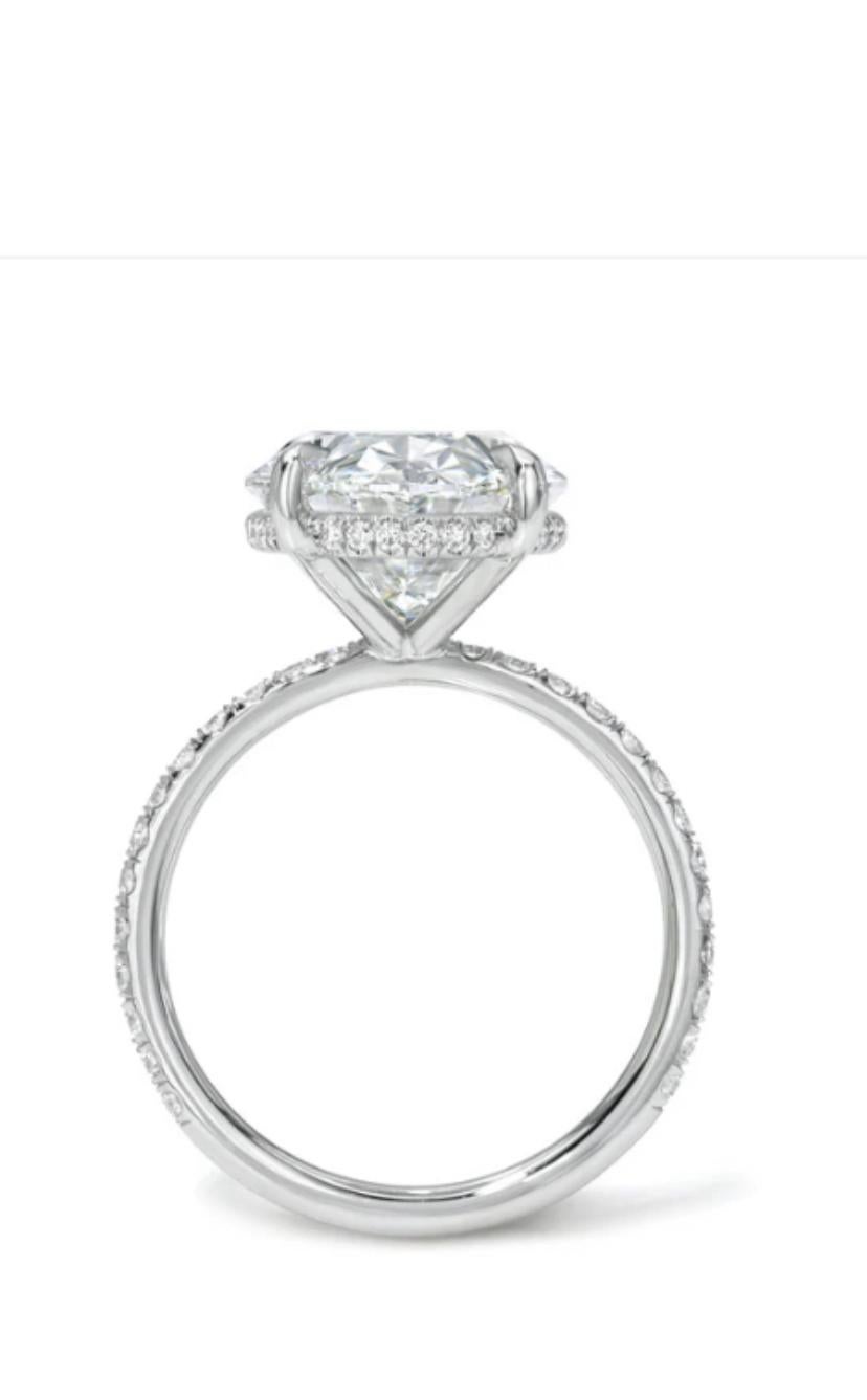 Ein exquisiter Solitär-Diamantring in zeitgenössischem Design, so elegant und raffiniert. Erhöhen Sie Ihre zeitlose Schönheit und verleihen Sie Ihrem Look einen Hauch von Licht und Luxus.
Magnificent Ring kommen in 18k Gold mit einem glänzenden GIA
