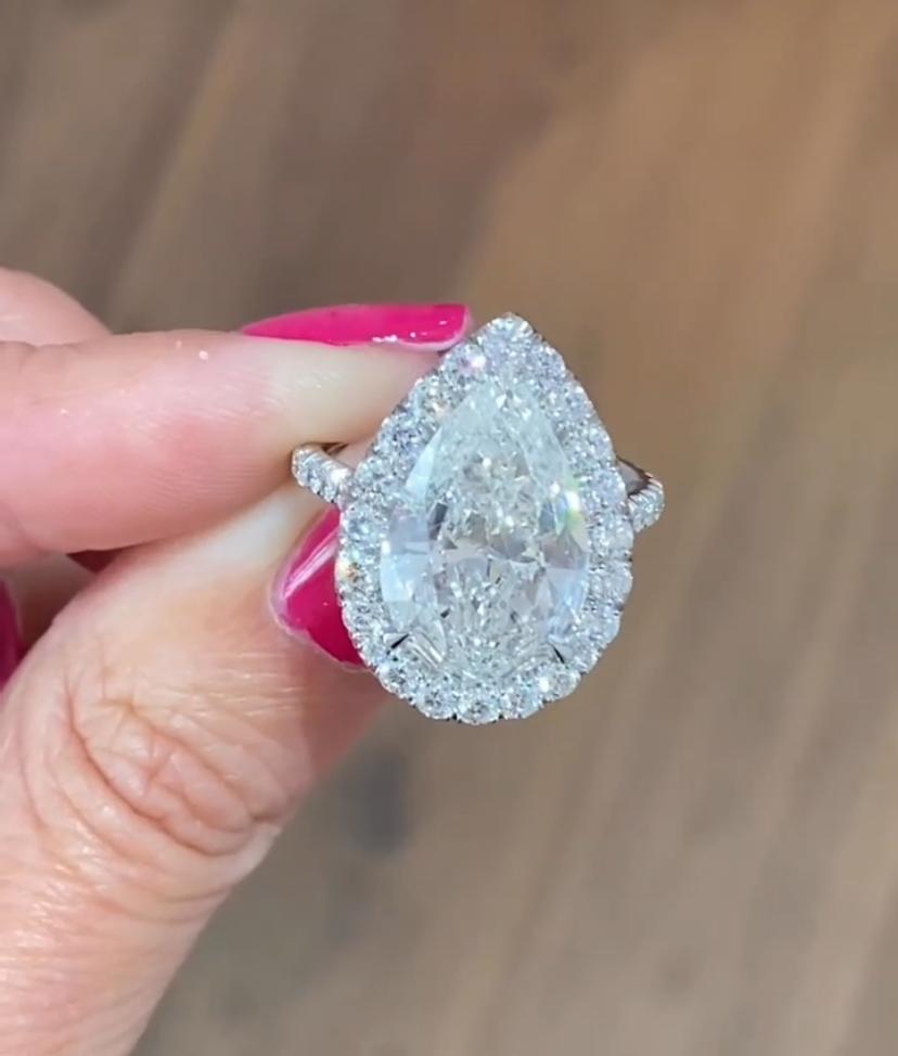 Cette magnifique bague en diamants est un véritable coup de cœur.
Avec son diamant FLAWLESS et sa taille impressionnante de 5 carats, il ne manquera pas de faire tourner les têtes et de marquer les esprits.
La superbe  La forme en poire du diamant