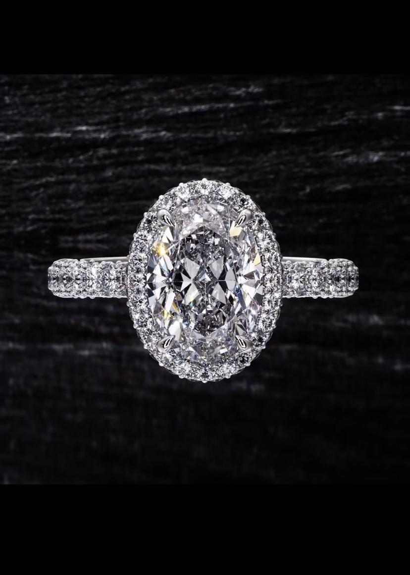 Ein exquisiter Diamant-Solitärring in zeitgenössischem Design, so elegant und raffiniert.
Erhöhen Sie Ihre zeitlose Schönheit und verleihen Sie Ihrem Look einen Hauch von Charme und Klasse.
Atemberaubender Ring aus 18 Karat Gold mit einem