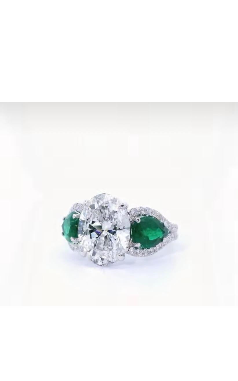 GIA-zertifizierter Solitär-Ring, 5,00 Karat ovaler Diamant, Smaragde, 18 Karat Gold, Solitär im Zustand „Neu“ im Angebot in Massafra, IT