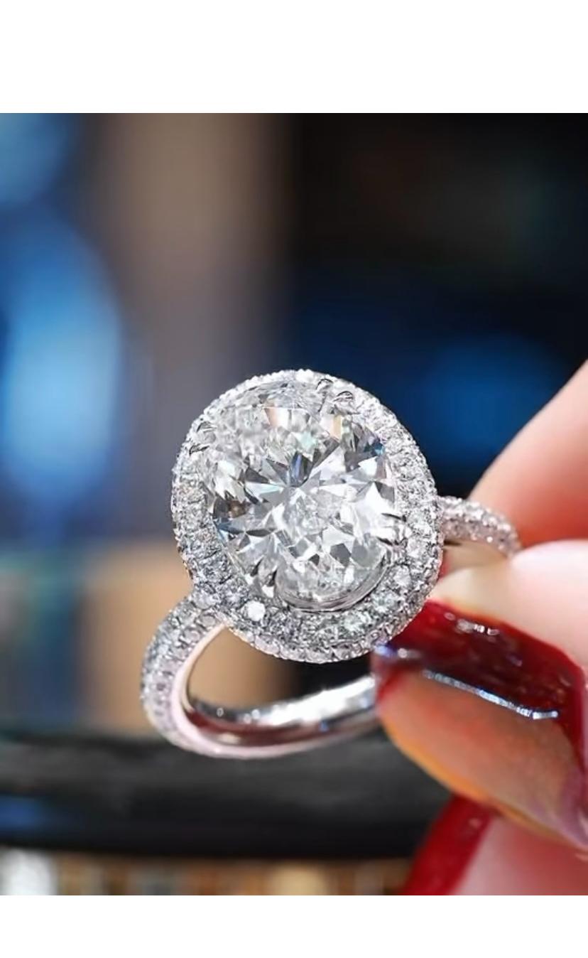 An exquisite Diamond solitaire ring, in contemporary design, so elegant and refined design.
Elevate your timeless of beauty and add a touch of light and sophistication on yourself.
Stunning ring come 18k gold with a lustrous GIA Certified Natural