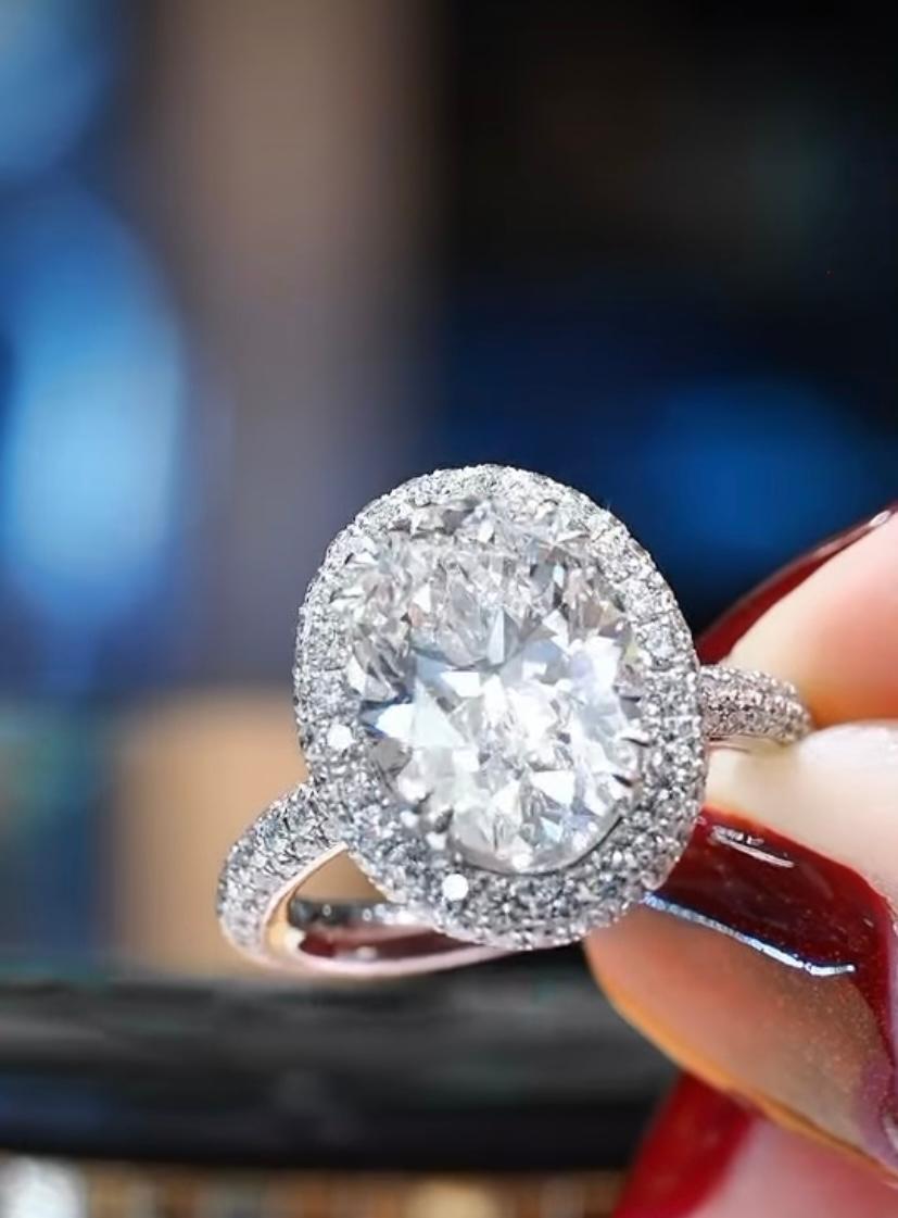 GIA Certified 5.00 Carats Oval Shape Diamonds 18K Gold Solitaire Ring In New Condition For Sale In Massafra, IT