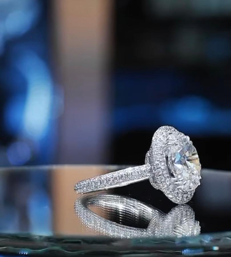 GIA Certified 5.00 Carats Oval Shape Diamonds 18K Gold Solitaire Ring For Sale 1