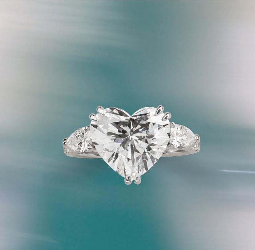 Bague exquise en forme de cœur avec diamant, au design contemporain, d'une grande élégance et d'un style romantique.
Élevez votre beauté intemporelle et ajoutez une touche de lumière et de sophistication à votre look.
Magnifique bague en or 18k avec