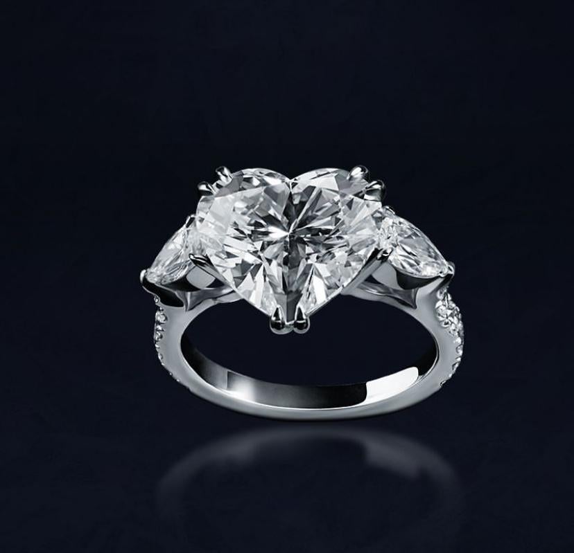 Taille poire GIA Certified 5.00 Carats VS1 Heart Shape Diamond 18K Gold Three Stones Ring (Bague à trois pierres en or 18K) en vente