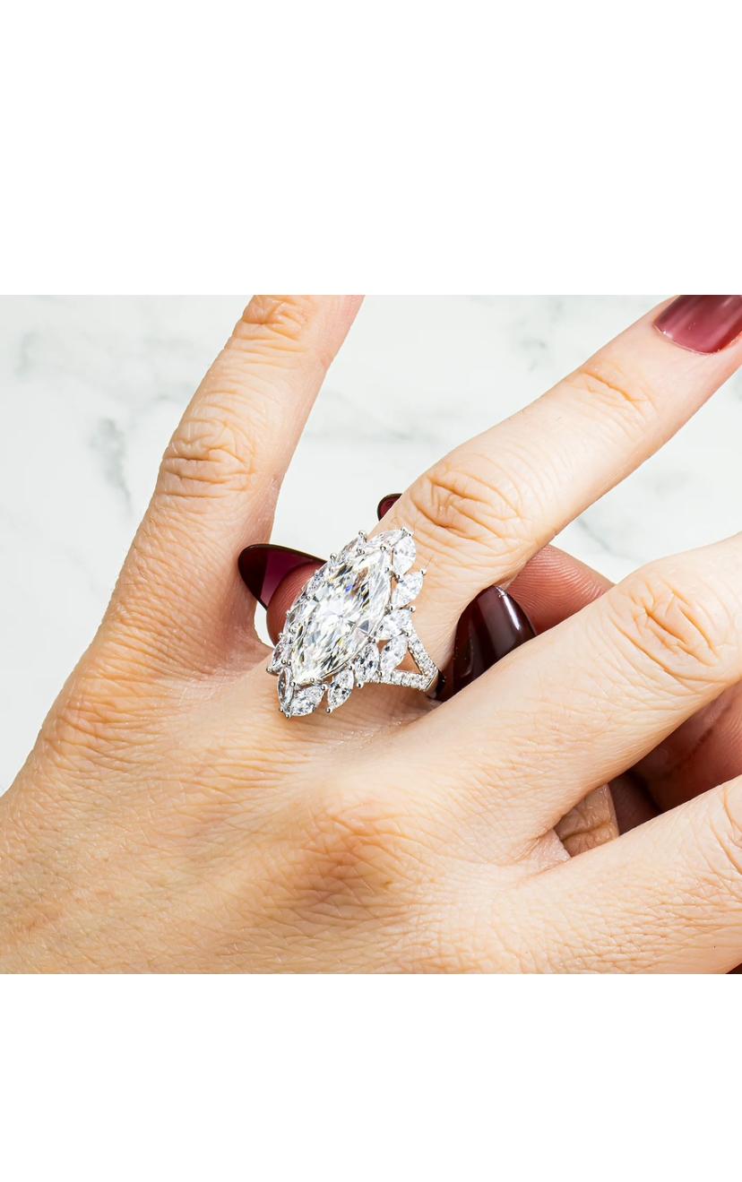 GIA Certified 5.00 Ct F/VS1 Diamante a forma di marquise Anello solitario in oro 18K In condizioni Nuovo in vendita a Massafra, IT
