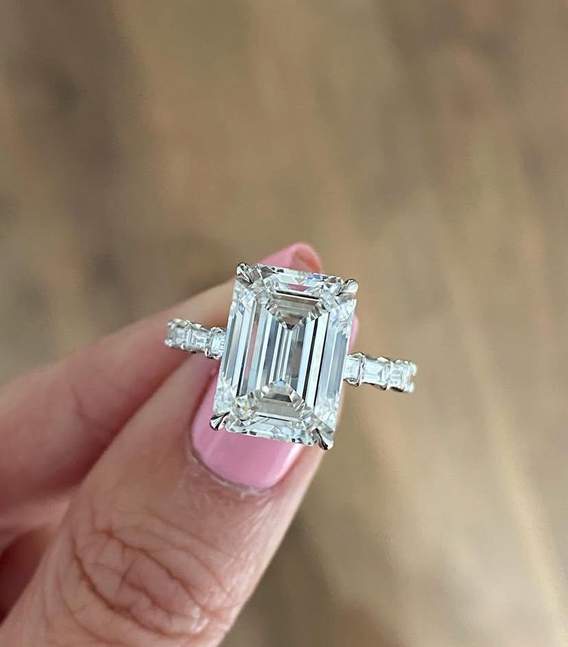An exquisite Diamond solitaire ring in contemporary design, so elegant and refined style.
Elevate your timeless of beauty and add a touch of sophistication and class on your look.
Stunning ring come in 18k gold with lustrous GIA Certified Diamond of