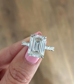 GIA Certified 5.00 Ct F/VVS1 Diamante a forma di smeraldo Anello solitario in oro 18K
