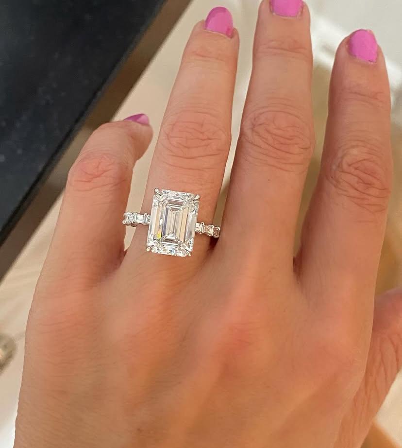 Emerald Cut GIA Certified 5.00 Ct F/VVS1 Emerald Shape Diamond 18K Gold Solitarie Ring For Sale