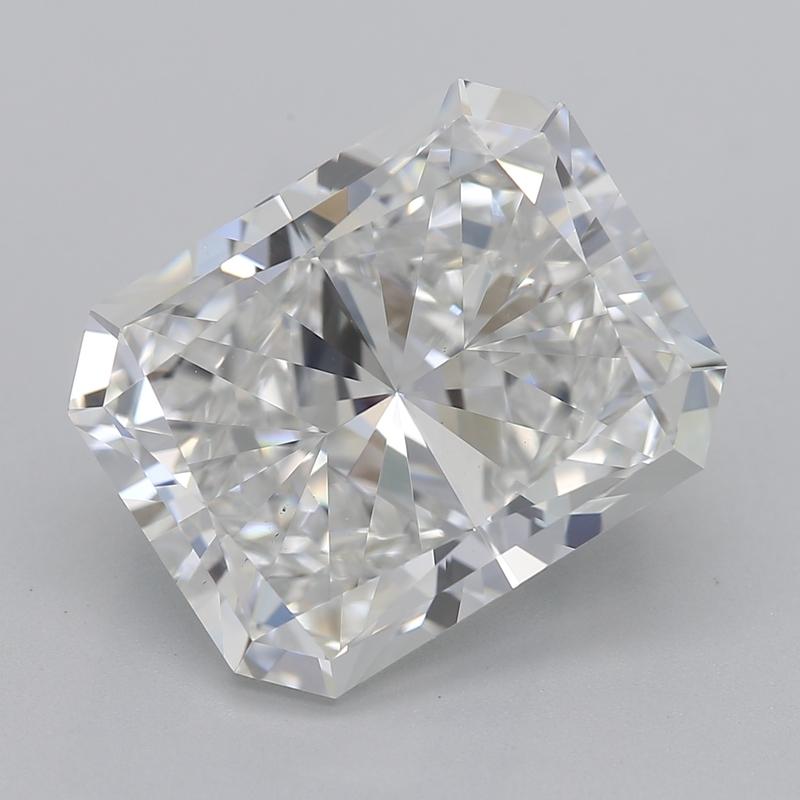 Realizzato a mano a New York, questo squisito anello con diamante mette in mostra un'affascinante pietra centrale che attira l'attenzione con la sua brillantezza e chiarezza. Caratterizzato da un diamante radiante, questo pezzo vanta un peso
