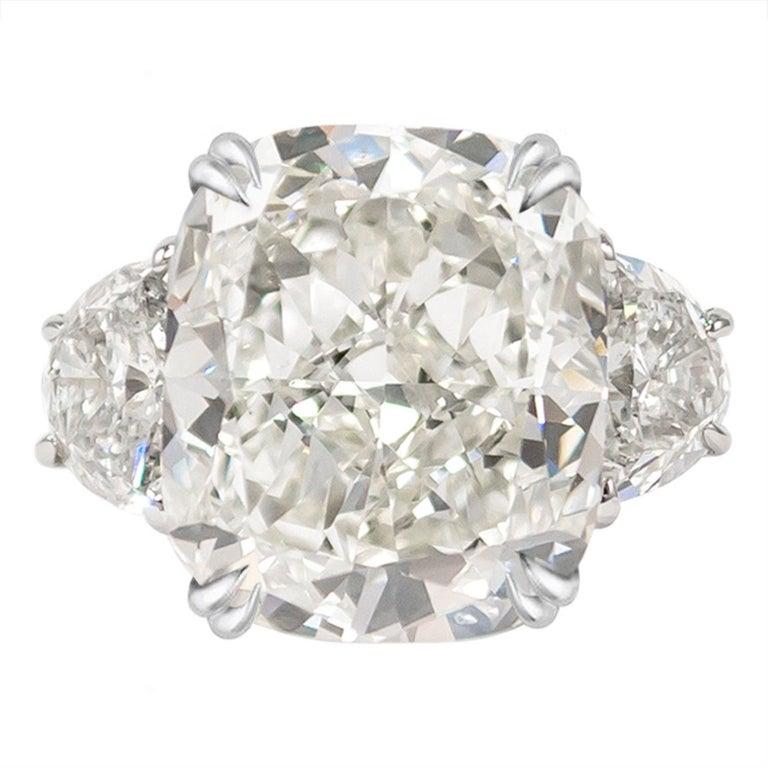 A Really amazing diamond. 
The main stone is a beautifull Cushion Cut Diamond Certified by GIA 
