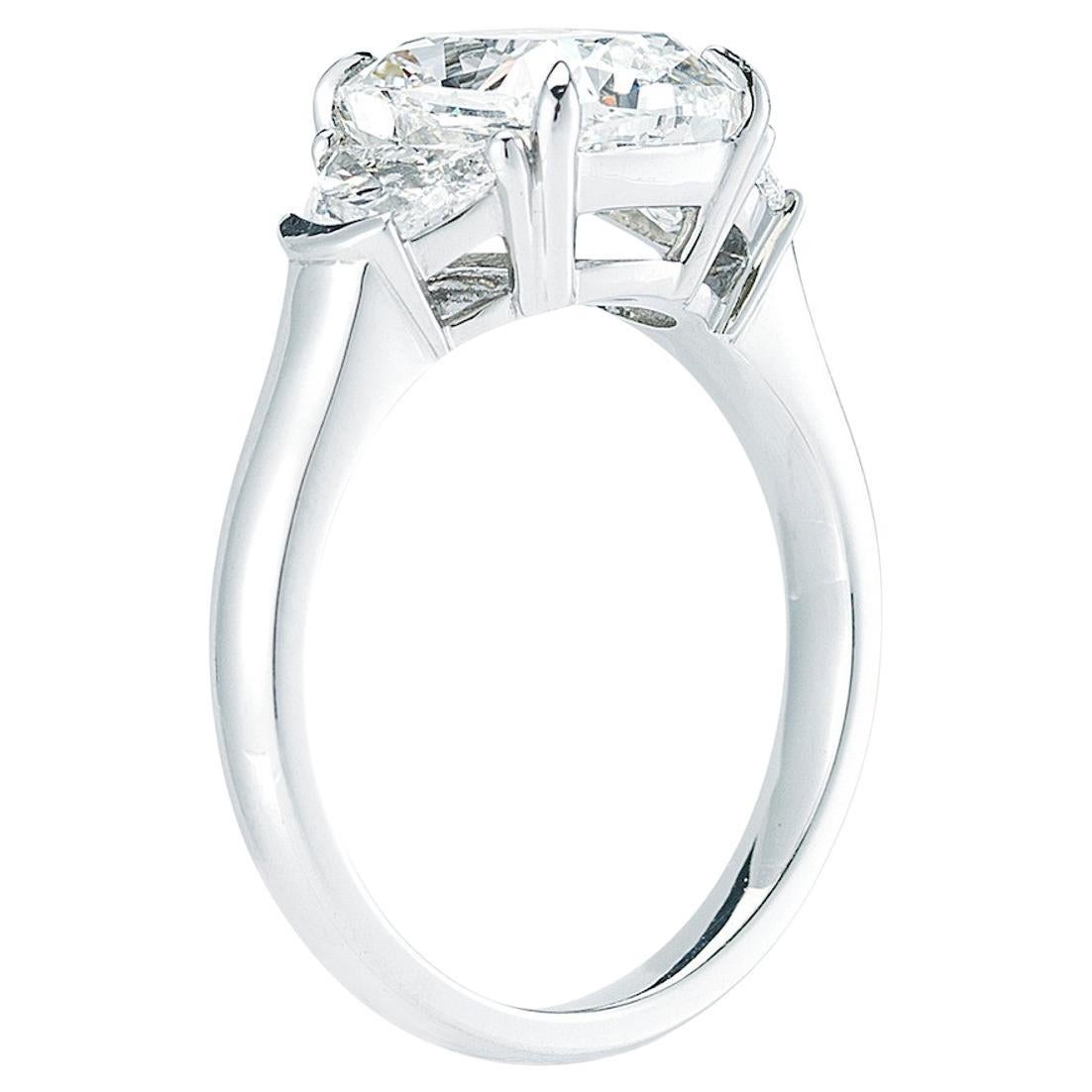Dieser prächtige, GIA-zertifizierte Ring präsentiert einen 5.03 Karat schweren Diamanten im Kissenschliff, der Eleganz und Raffinesse ausstrahlt. 
Der zentrale Diamant ist in Platin gefasst und wird von zwei Halbmond-Diamanten flankiert, die ein
