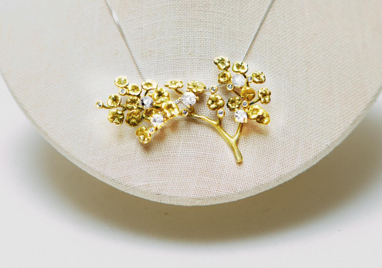 Eighteen Karat Gold Pendant Contemporary Heliotrope Necklace with Diamonds For Sale 2