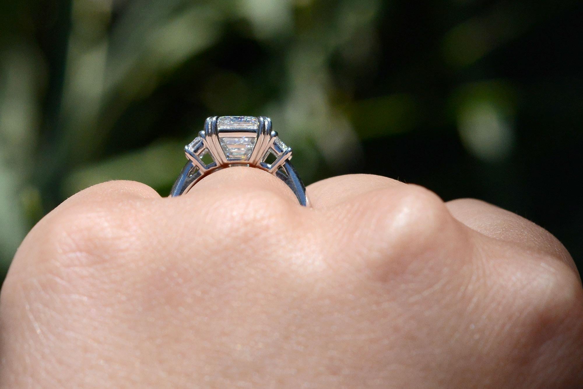 Verlobungsring mit GIA-zertifiziertem 5.01 Karat Diamant im Smaragdschliff im Zustand „Neu“ im Angebot in Santa Barbara, CA