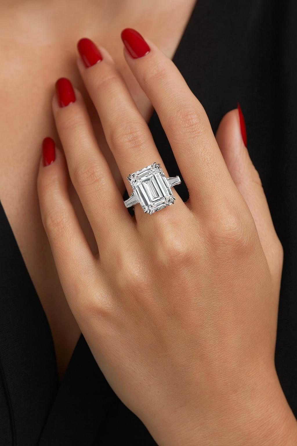 Contemporaneo Anello con diamante taglio smeraldo certificato GIA da 5,01 carati e Baguette affusolata laterale Sto in vendita