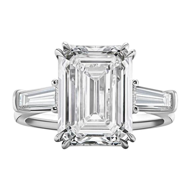 Anello con diamante taglio smeraldo certificato GIA da 5,01 carati e Baguette affusolata laterale Sto in vendita