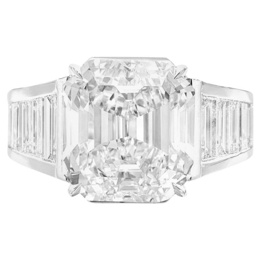 Questo eccezionale anello presenta un diamante certificato GIA da 5,01 carati con taglio a smeraldo, di colore F e purezza VS1, dall'aspetto brillante e bianco ghiaccio con una notevole trasparenza. Con misure impressionanti di 10,70 × 8,05 × 5,69