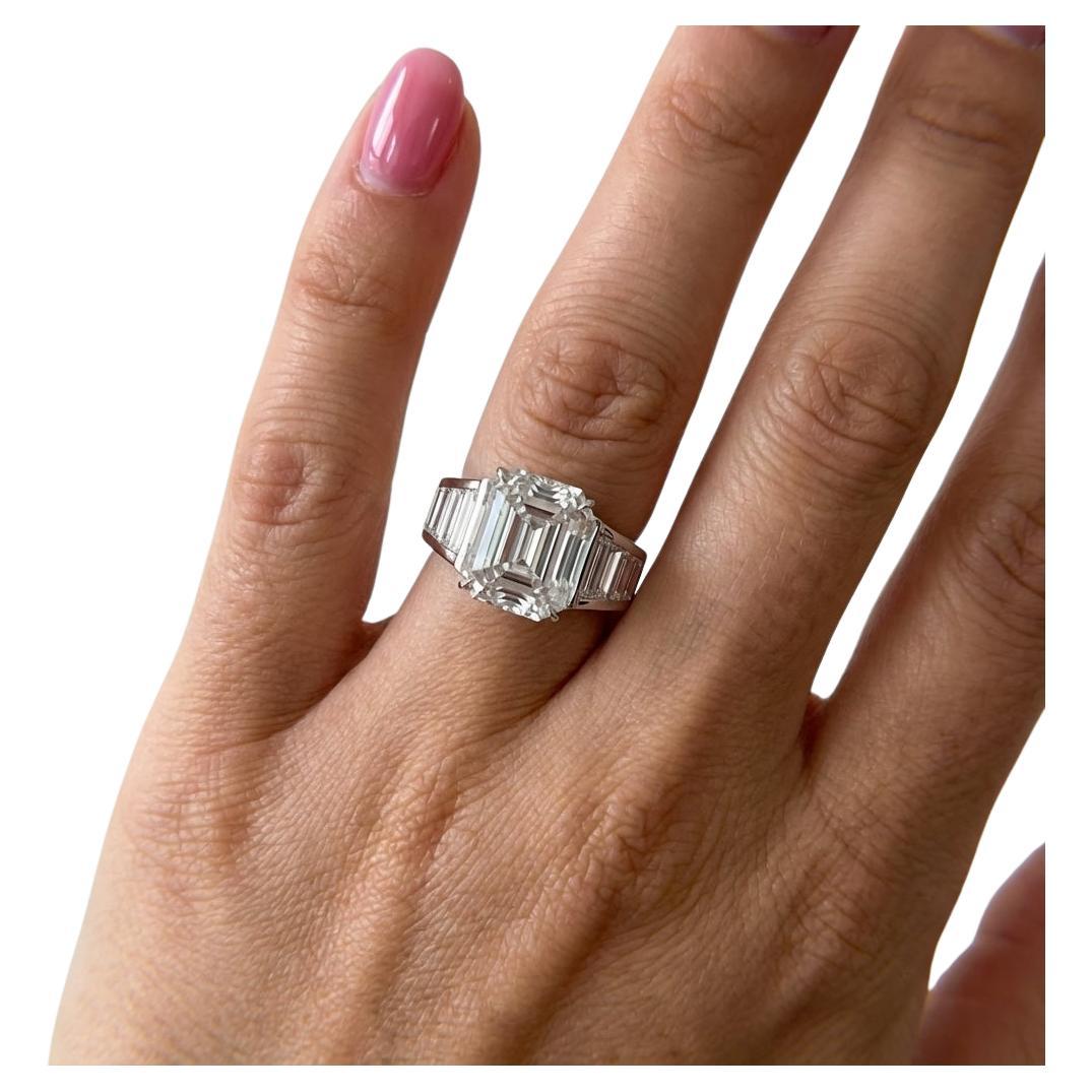 Anello con diamante taglio smeraldo certificato GIA da 5,01 carati con baguette affusolate