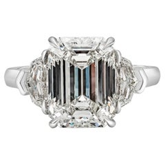 GIA-zertifizierter Verlobungsring mit 5,01 Karat Diamanten im Smaragdschliff und drei Steinen