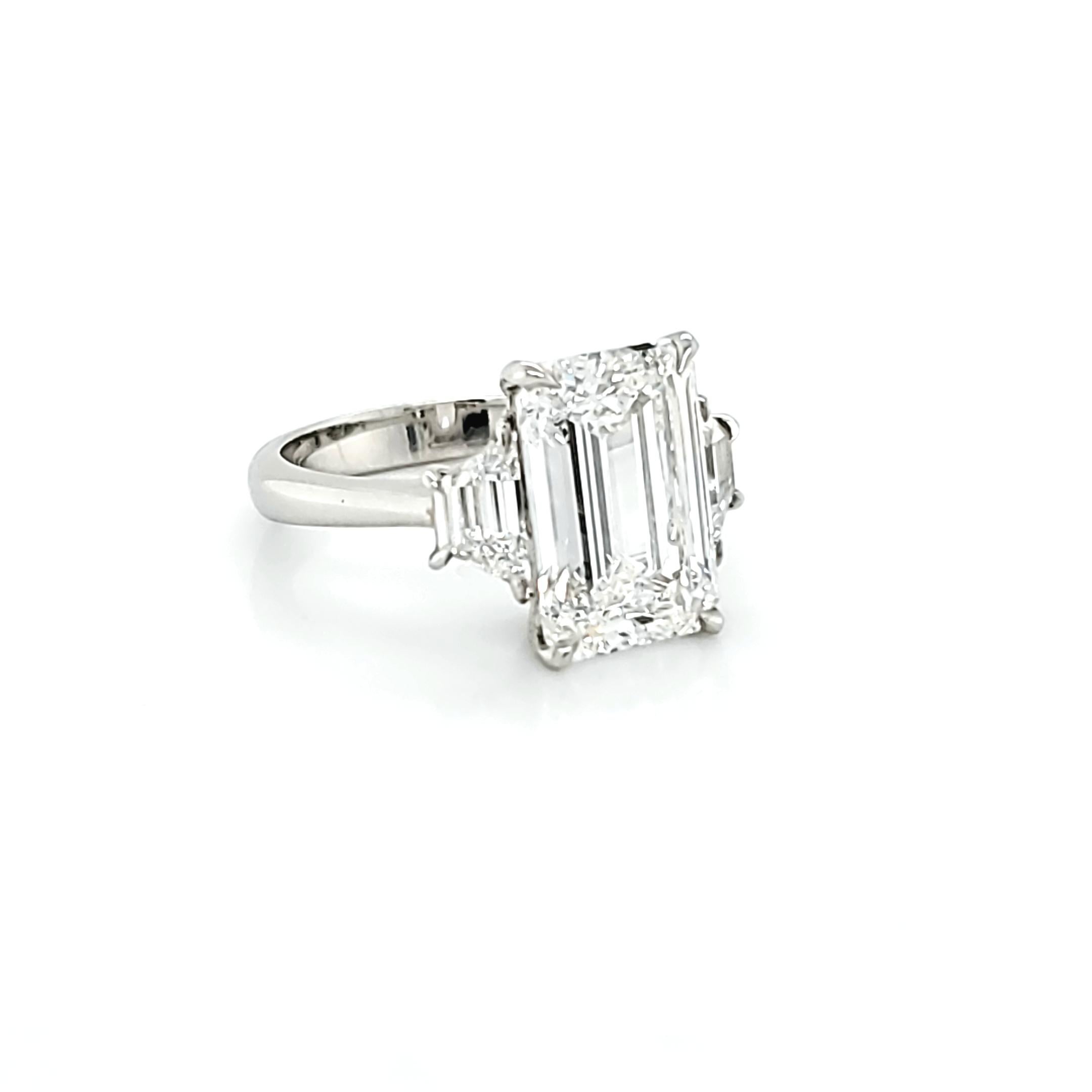 Louis Newman & Co GIA zertifiziert 5::01 Karat Smaragdschliff Diamant Drei-Stein-Ring im Zustand „Neu“ in New York, NY