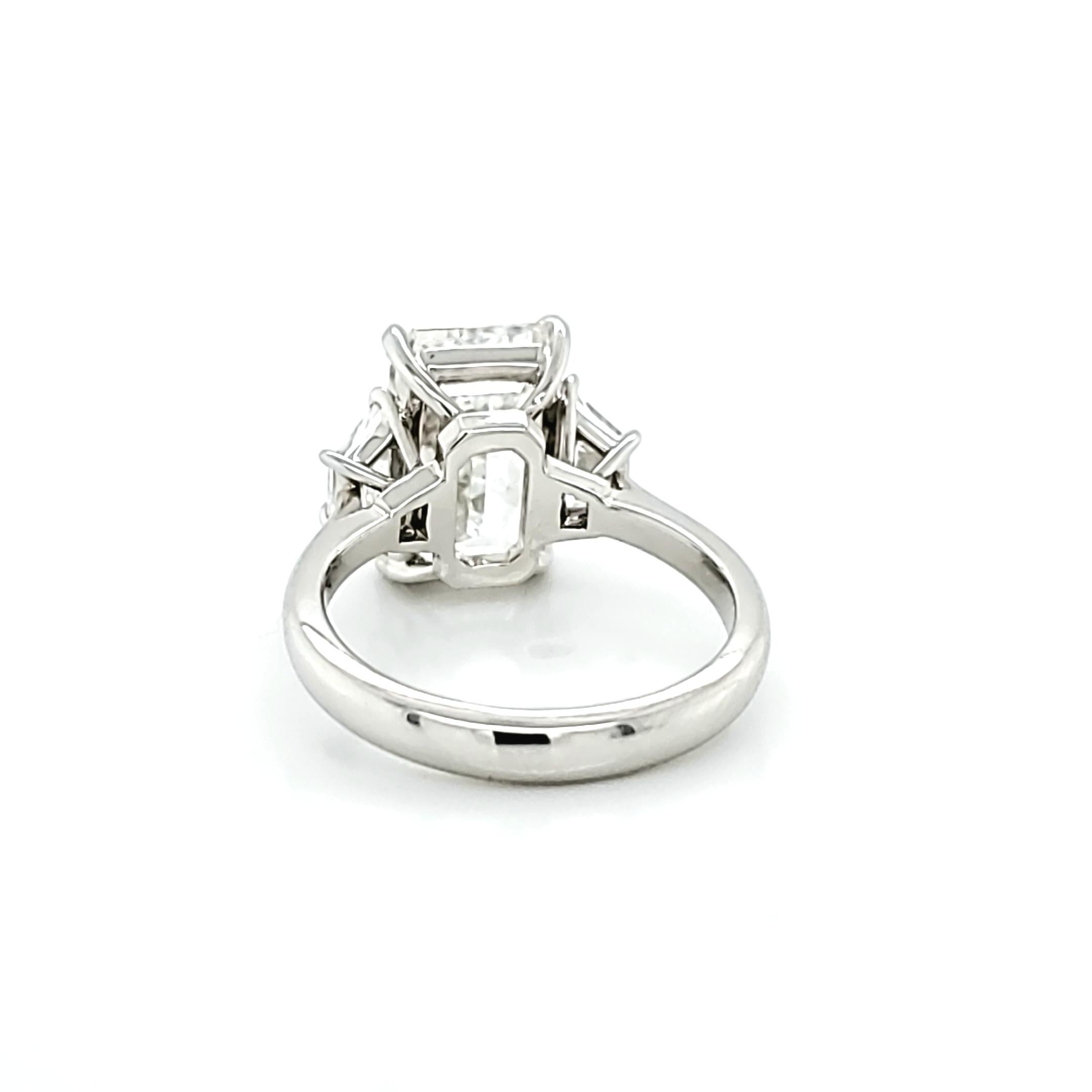 Louis Newman & Co GIA zertifiziert 5::01 Karat Smaragdschliff Diamant Drei-Stein-Ring 1