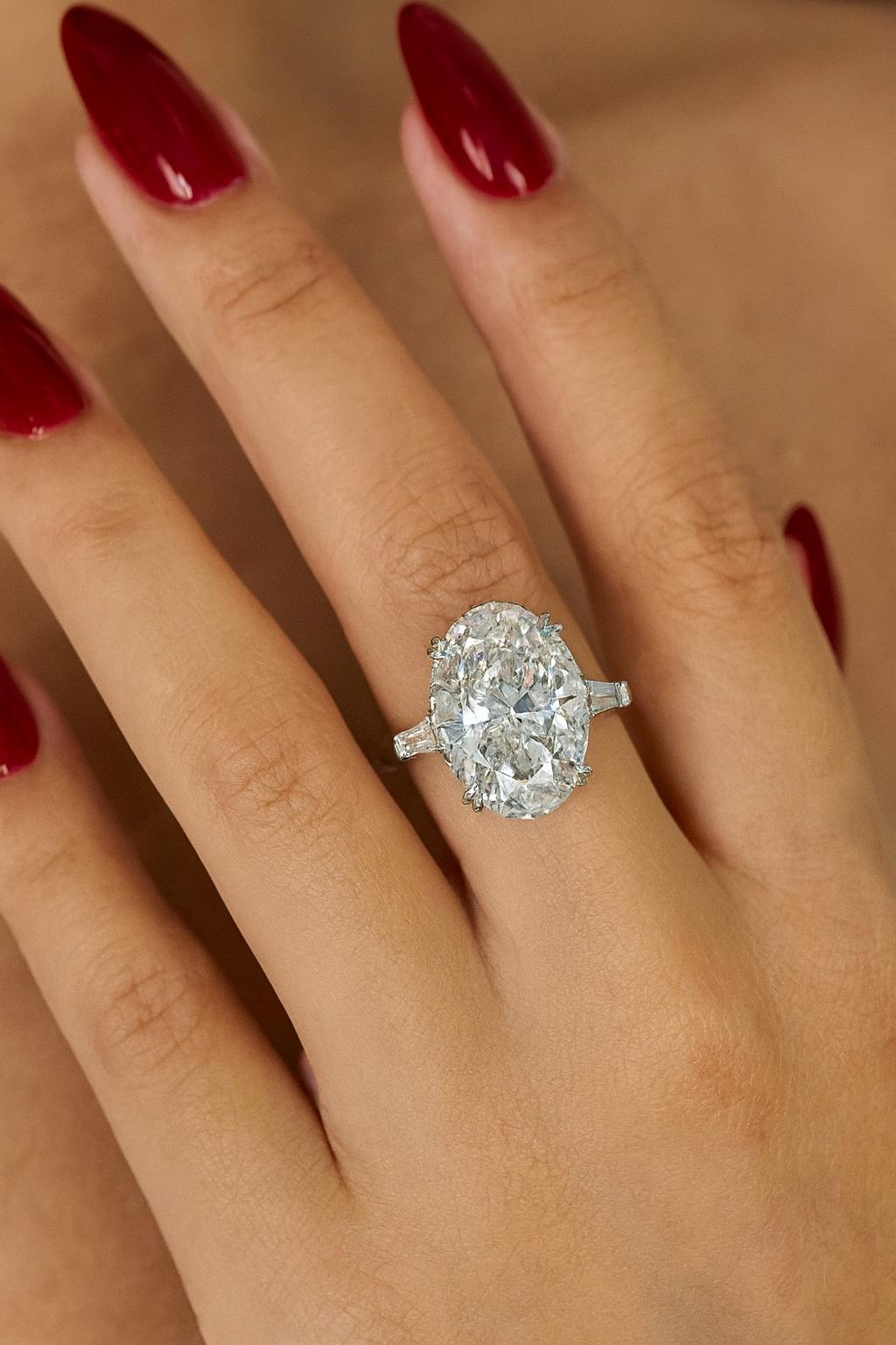 GIA-zertifiziert 5,01 Karat F Farbe Internally Flawless Oval Diamond Platinum Ring mit konischen Baguettes

Dieses außergewöhnliche und zeitlose Schmuckstück ist mit einem GIA-zertifizierten 5,01-Karat-Diamanten im ovalen Brillantschliff von