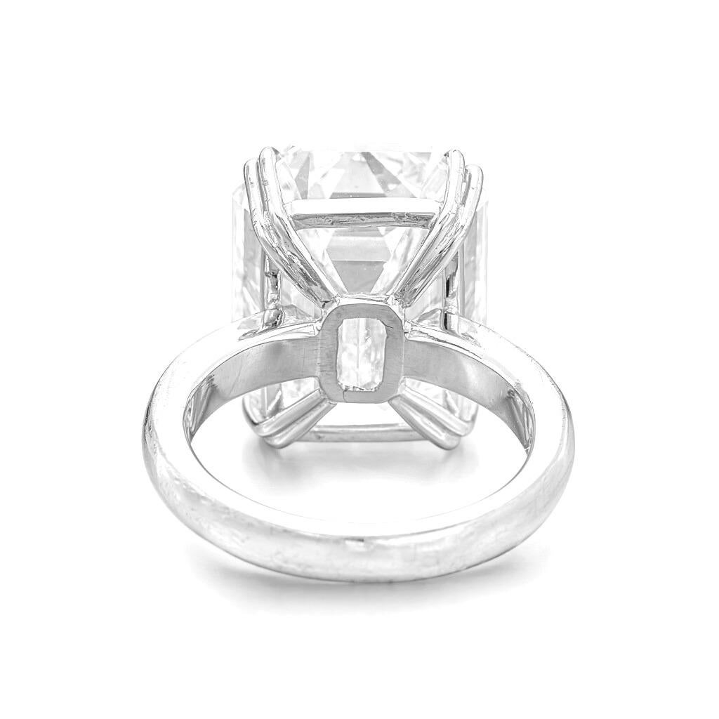 GIA-zertifizierter 5,01-Karat-Diamant im Smaragdschliff, bewertet mit der Farbe F und der Reinheit VS1, mit bemerkenswerter Helligkeit und klarer Definition im Stufenschliff.

Der Stein verleiht der Hand eine substanzielle und elegante Präsenz mit