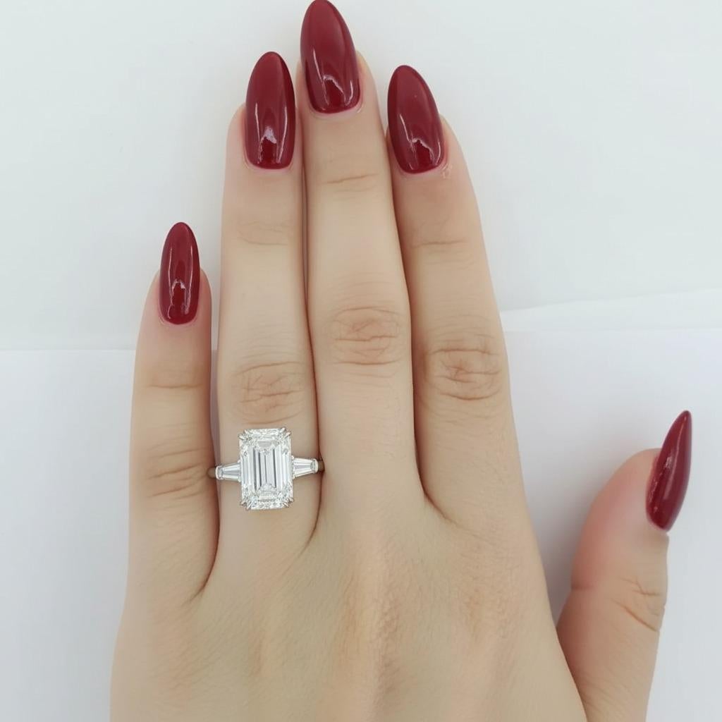Bague en platine certifiée GIA de 5,01 carats F VVS2, diamant taille émeraude

Un magnifique diamant émeraude de 5,01 carats certifié par le GIA, de couleur F et de pureté VVS2, magnifiquement monté dans une élégante monture en platine avec des