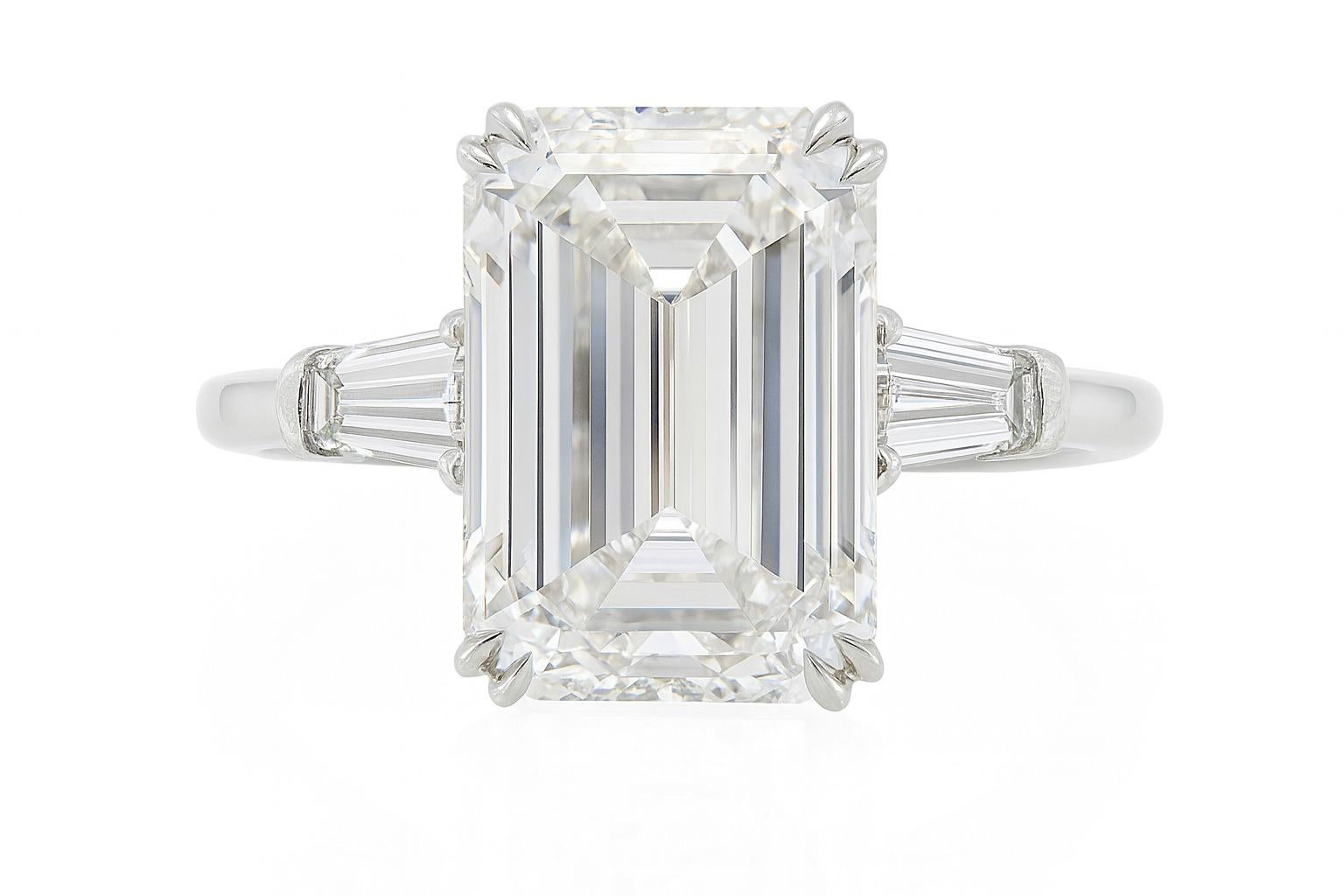 Contemporain Bague en platine certifiée GIA de 5,01 carats F VVS2, diamant taille émeraude en vente